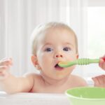 استفاده کودک از قاشق پری اسپون سیلیکونی کودک دو عددی مدل ASR844 هنگام غذا خوردن